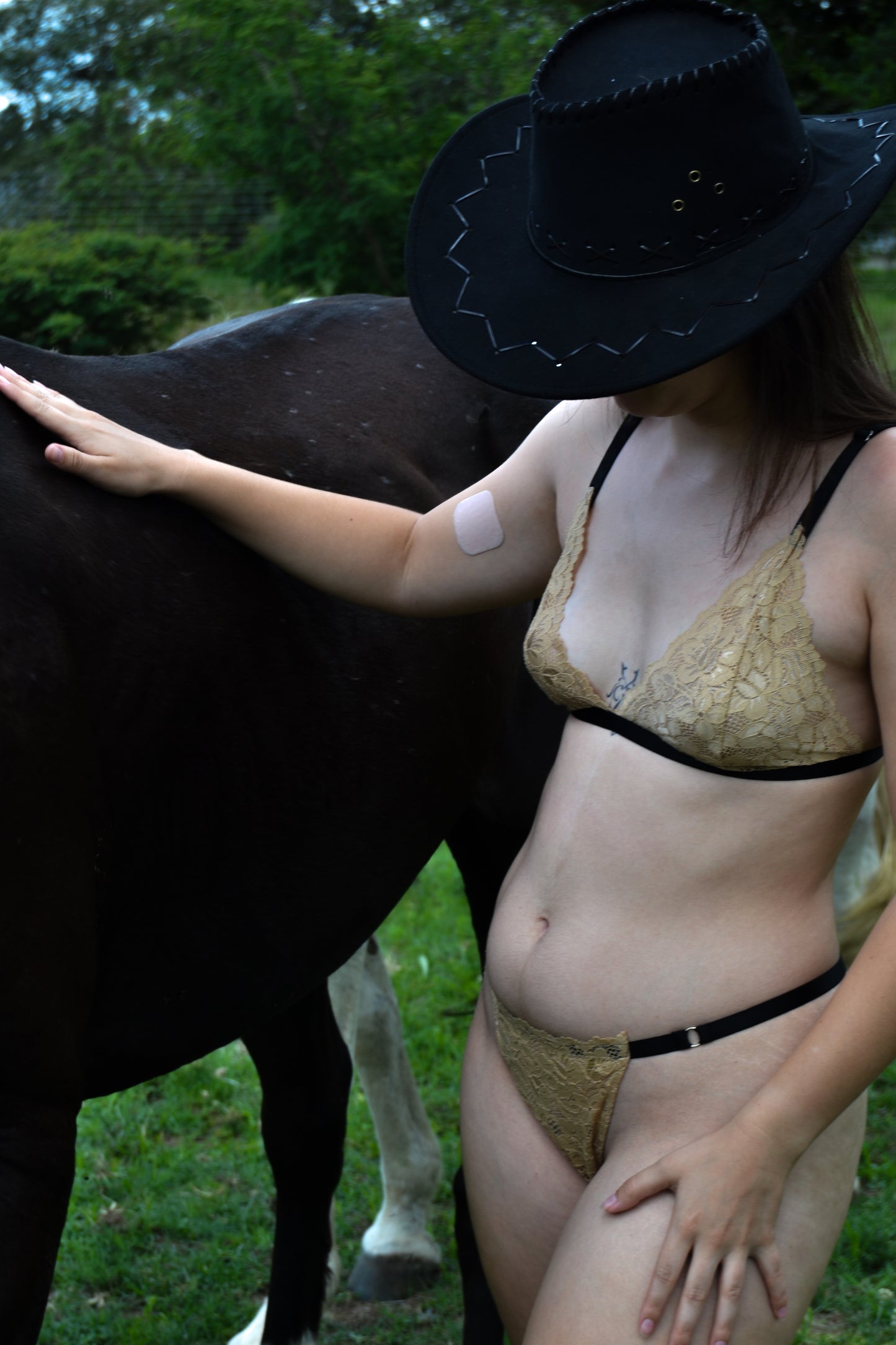 Dahlia Thong